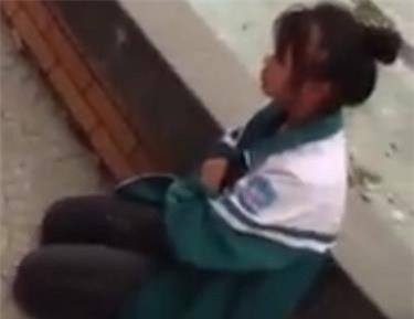 Nữ sinh cấp 2 ở Hải Dương bắt bạn quỳ xin lỗi, quay clip