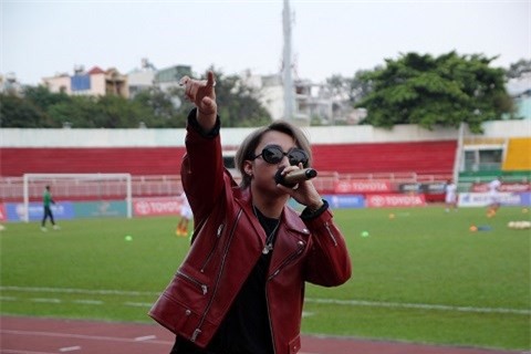 "Sếp" Sơn Tùng MTP khuấy đảo sân Thống Nhất sau scandal bóng đá