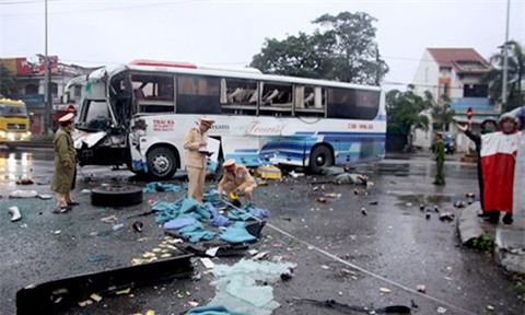 Xe khách tông nhau nát đầu trước cổng bến xe, tài xế nhập viện