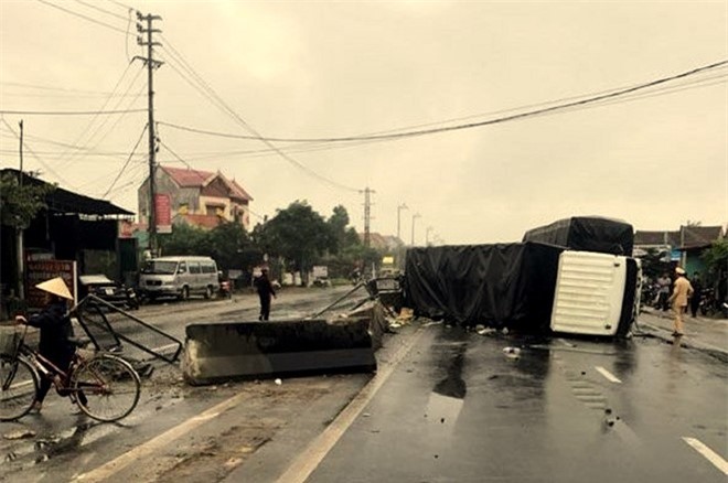 Xe tải lật nghiêng, 3 tấn hoa quả tràn ra đường