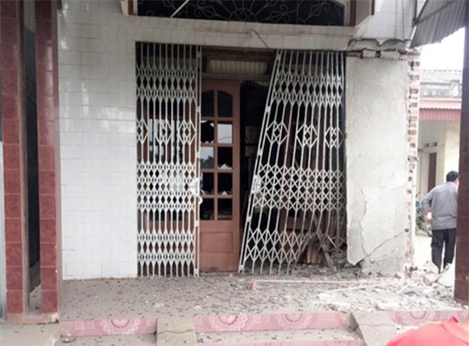 Xuất hiện túi đen lạ, nhà trưởng công an xã bất ngờ phát nổ