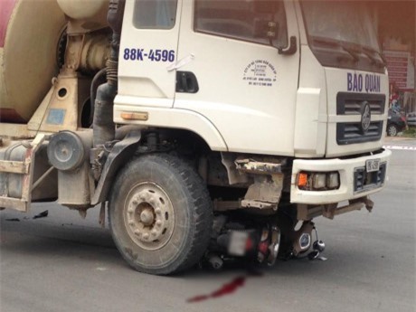 Bị cuốn vào gầm xe chở bê tông, 2 chị em ruột tử vong tại chỗ