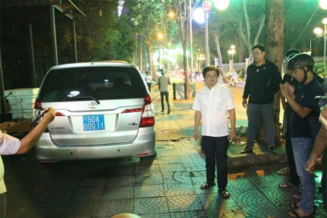 Lại thêm 2 xe biển xanh trên vỉa hè bị Phó chủ tịch Q1 xử lý