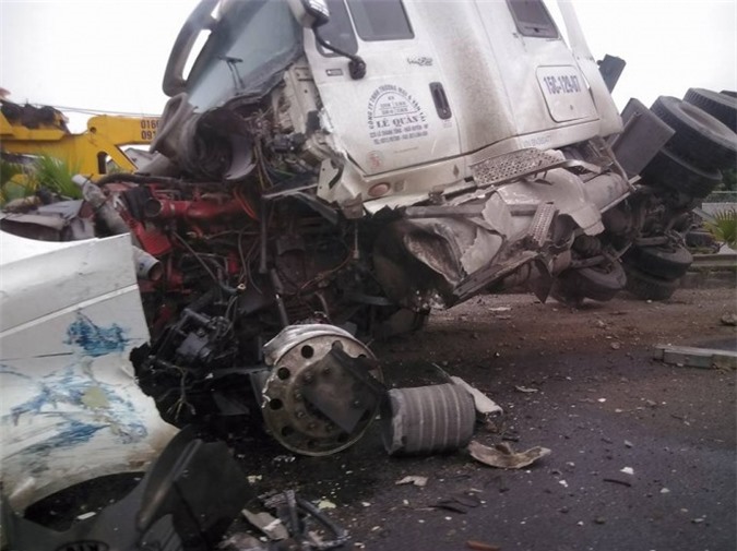 Lao lên dải phân cách, container lật ngửa giữa đường