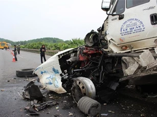 Tai nạn kinh hoàng, container vỡ vụn trên cao tốc Hà Nội - Thái Nguyên