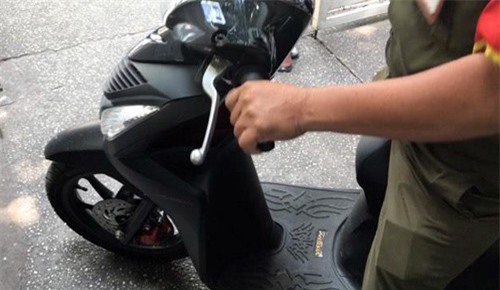 Trộm xe máy của nữ giám đốc rồi đưa nạn nhân đi báo công an