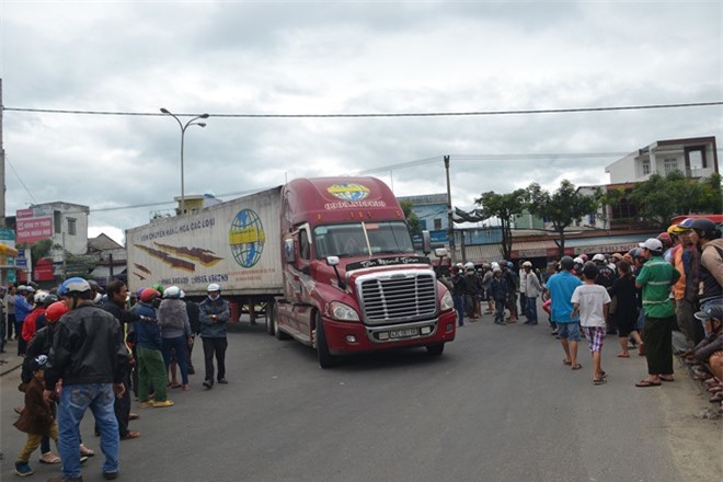 Xe container gây tai nạn, nữ sinh lớp 8 bị cuốn vào gầm tử vong