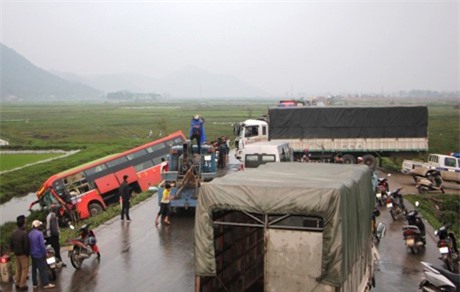 Xe khách gây tai nạn liên hoàn, 28 người may mắn thoát chết