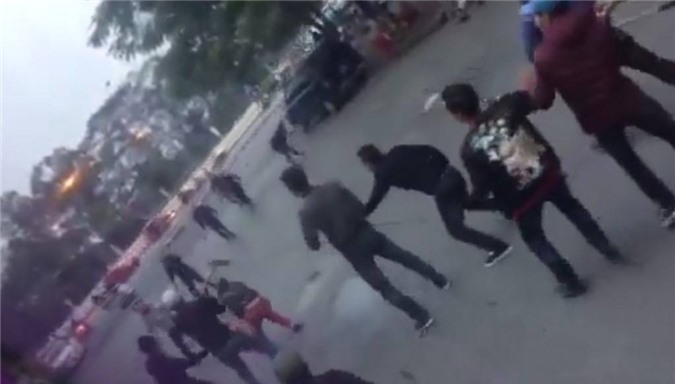 Hai nhóm thanh niên cầm dao hỗn chiến giữa phố Hà Nội