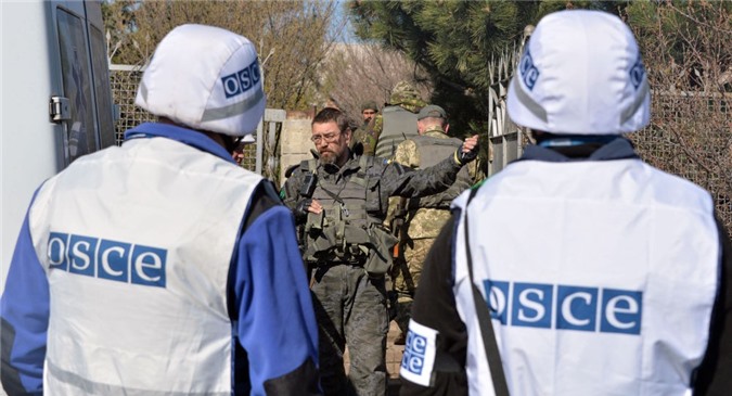 Lực lượng an ninh Ukraine che giấu vũ khí khỏi tầm nhìn của OSCE