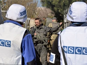 Lực lượng an ninh Ukraine che giấu vũ khí khỏi tầm nhìn của OSCE