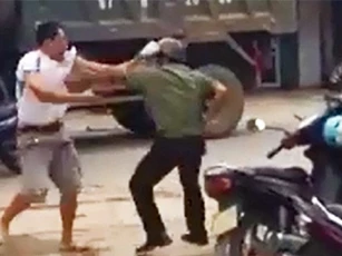 Nghi trả thù, Trưởng công an thị trấn bị đâm trọng thương