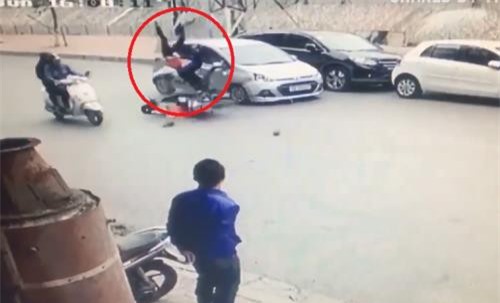 Ô tô chạy lấn làn, hất tung người trên phố Kim Ngưu