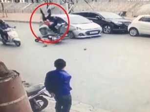 Ô tô chạy lấn làn, hất tung người trên phố Kim Ngưu
