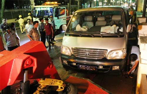 Siêu xe, ôtô biển xanh chiếm vỉa hè Sài Gòn bị cẩu đi