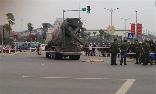 Tai nạn kinh hoàng, 2 chị em gái chết thảm dưới gầm xe bồn