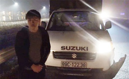 Tài xế xe tải lạng lách, lao vào xe cảnh sát trên cao tốc