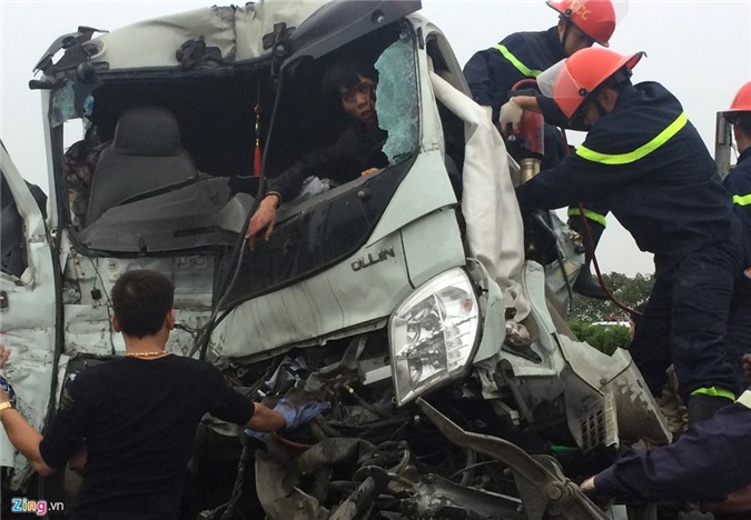 1 tiếng cắt nóc xe tải, giải cứu tài xế mắc kẹt trong cabin