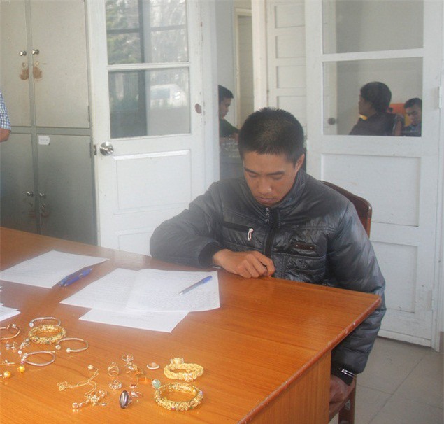 Chở khách đi chợ, tài xế quay lại nhà trộm vàng