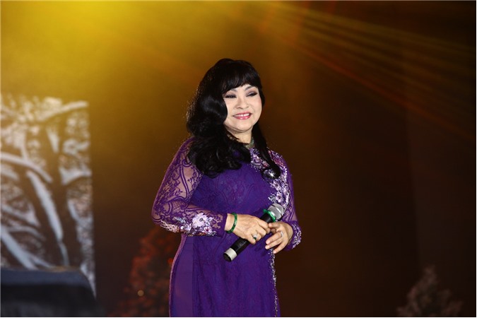 Danh ca Hương Lan trải lòng với Việt Hương sau ồn ào diễn hài thô tục