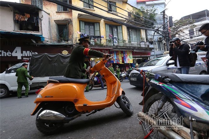 Học theo TP.HCM, Hà Nội quyết đòi lại vỉa hè cho người đi bộ