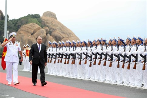 Thủ tướng Nguyễn Xuân Phúc dự lễ thượng cờ 2 tàu ngầm Kilo