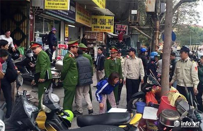 Vứt rác ra vỉa hè, người phụ nữ ở Phủ Doãn bị phạt 6 triệu đồng