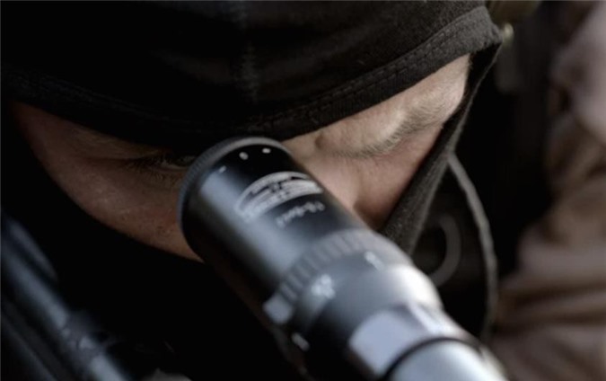 Cảnh sát bắn vào đám đông khi Tổng thống Pháp đang phát biểu