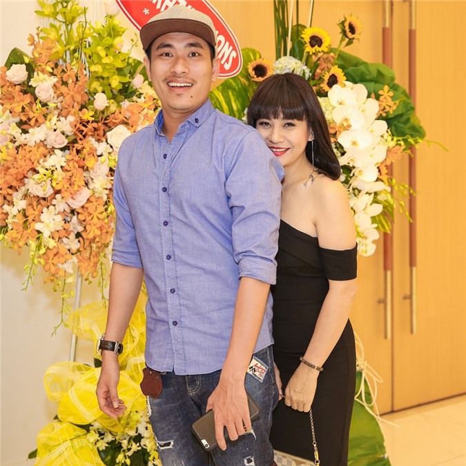 Cát Phượng tình tứ ôm eo người yêu mới tại sự kiện