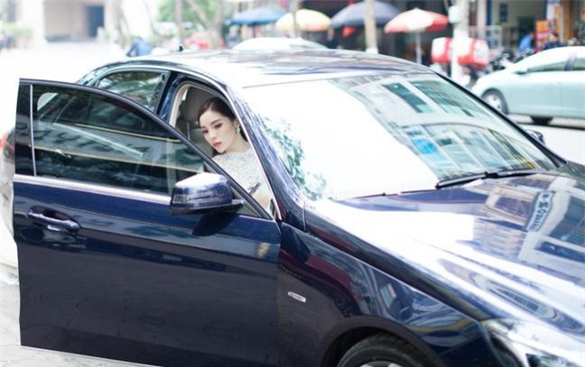 Kỳ Duyên đi xế hộp sang chảnh chạy show ở thủ đô