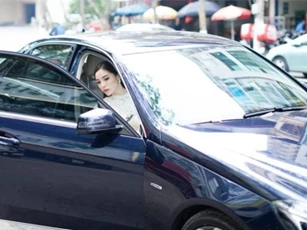 Kỳ Duyên đi xế hộp sang chảnh chạy show ở thủ đô