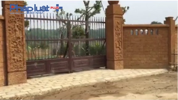 Cảnh sát cắt nóc xe tải cứu tài xế kẹt cứng trong cabin