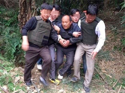 "Ôm" cả bao ma túy vẫn ngoan cố đấu súng với cảnh sát