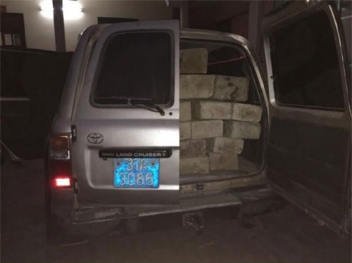 Xe biển xanh chở 1,499m3 gỗ lậu quý hiếm