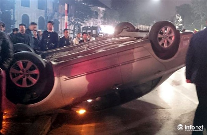 Xế hộp lật ngửa 4 bánh, xe máy biến dạng sau va chạm