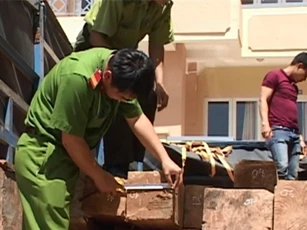 Bắt liên tiếp 2 xe ô tô vận chuyển gỗ lậu ở Lâm Đồng