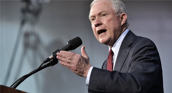 "Gặp riêng Đại sứ Nga", Bộ trưởng Tư pháp Mỹ bị kêu gọi từ chức