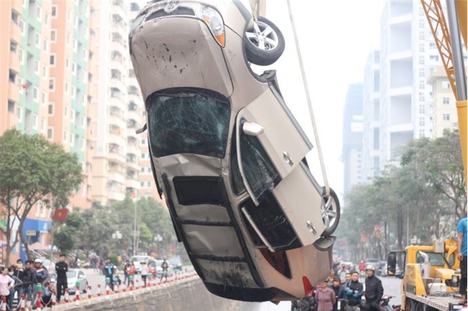 Hiện trường 'xế hộp' lao xuống mương nước ở Hà Nội