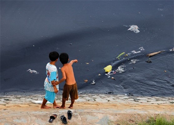 Hoảng hồn phát hiện chân trẻ em trôi nổi dưới kênh nước