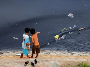 Hoảng hồn phát hiện chân trẻ em trôi nổi dưới kênh nước