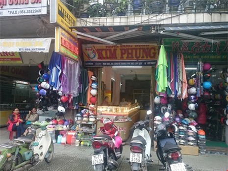 Liều lĩnh cướp giây chuyền trong tiệm vàng giữa phố