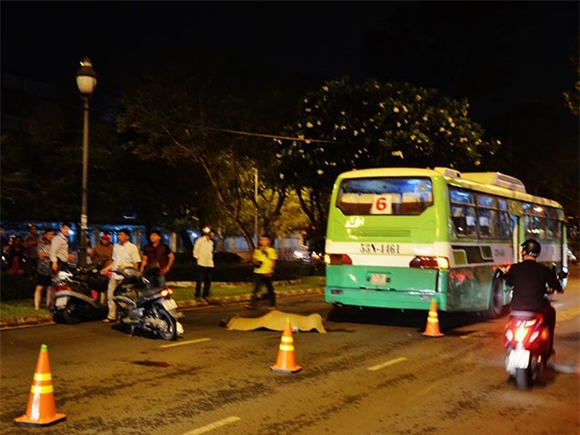 Ngã xuống đường, người đàn ông bị xe buýt cán tử vong