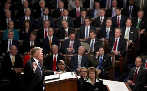 Tổng thống Trump ghi điểm với bài phát biểu đầu tiên trước Quốc hội