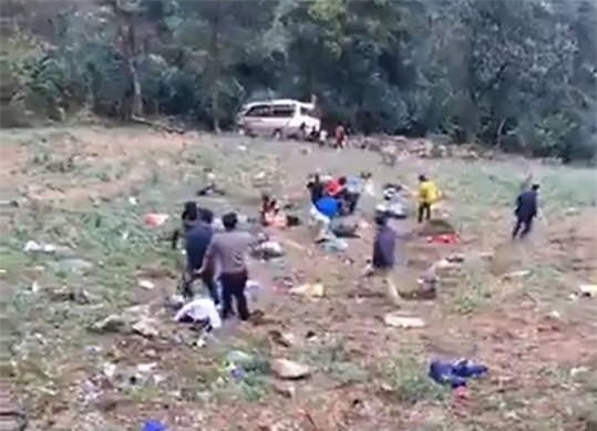 Xe khách lao xuống vực khi đổ đèo, chưa thể xác định thương vong