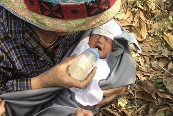 Xót xa bé trai sơ sinh còn nguyên dây rốn bị bỏ rơi