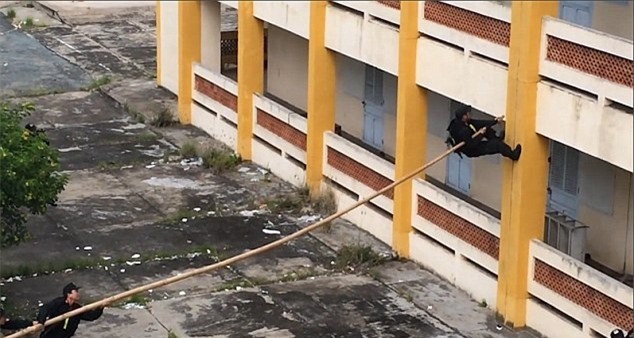 Choáng với màn leo tường như Ninja của cảnh sát cơ động Việt Nam