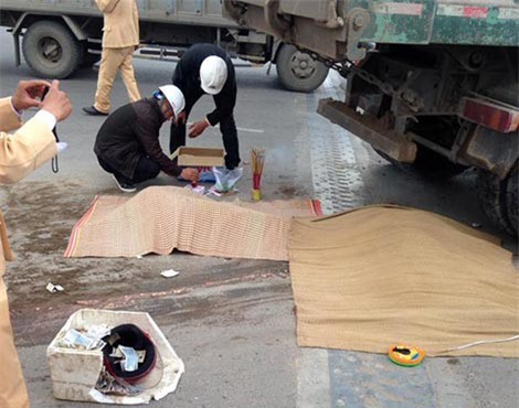 Hà Nội: Tai nạn kinh hoàng, 2 người tử vong trên cầu Tứ Hiệp