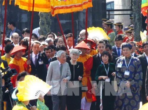 Nhà vua Akihito và Hoàng hậu Michiko thăm Cố đô Huế