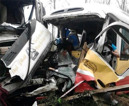 Xe buýt nát đầu khi tông trực diện xe tải, 9 người thương vong