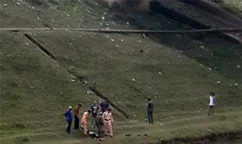 Cảnh sát liều mình nhảy sông cứu người phụ nữ tự tử